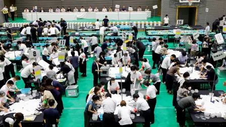Funcionarios electorales cuentan votos en un centro de recuento de votos para las elecciones a la cámara alta de Japón, en Tokio.
