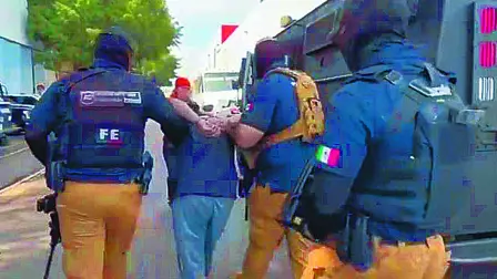 TONALÁ, JALISCO, 21JULIO2025.- Kevin "n" fue detenido por su presunta responsabilidad en el feminicidio de Karla Bañuelos, su captura se dio en la colonia Loma Dorada de Tonalá, de este punto fue llevado en un vehículo tipo “Rhino” al penal de Puente Grande Jalisco para ser procesado con su audiencia inicial. La muerta de la joven fue captada en un vídeo de vigilancia, cuando el imputado la asesino con una arma de alto poder. FOTO: ESPECIAL/CUARTOSCURO.COM