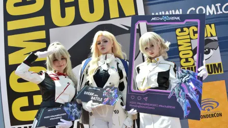 Cosplayers del videojuego MechaBreak posan fuera del centro de convenciones durante la Comic Con International en San Diego, California.