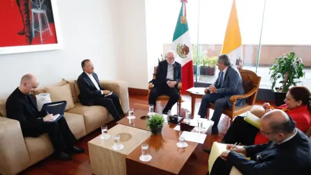 El canciller Juan Ramón de la Fuente y su homólogo del Vaticano, monseñor Paul R. Gallagher, celebraron hoy una reunión protocolaria en la sede de la SRE.