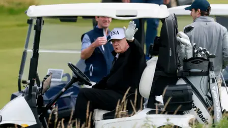 Trump llegó a Escocia el viernes y cientos de personas presenciaron la llegada a Glasgow del Air Force One, el avión presidencial.

Para más información del tema, visita: https://www.eleconomista.com.mx/internacionales/trump-juega-golf-escocia-persisten-interrogantes-sobre-epstein-20250726-769924.html

¡Síguenos en nuestras redes sociales para mantenerte informado!

Twitter: https://twitter.com/eleconomista 
Facebook: https://www.facebook.com/ElEconomista.mx
Instagram: https://www.instagram.com/eleconomistamx
LinkedIn: https://www.linkedin.com/company/el-economista/
T

#ElEconomista #EETV