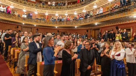 Público en el Teatro Juárez ovaciona a Carlos Carrera. Foto: Cortesía GIFF