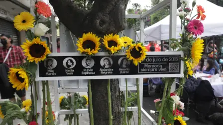 A una década del asesinato del fotoperiodista Rubén Espinosa y los feminicidios de Mile Virginia Martín, Yesenia Quiroz, Nadia Vera y Alejandra Negrete, la organización Artículo 19 denunció que la impunidad persiste y que la FGJCDMX continúa sin esclarecer el crimen ni identificar a todas las personas responsables, tanto materiales como intelectuales.

Para más información del tema, visita:  https://www.eleconomista.com.mx/politica/decada-senalan-impunidad-caso-narvarte-20250801-770803.html
Twitter: https://twitter.com/eleconomista 
Sitio web: https://www.eleconomista.com.mx/ 
Facebook: https://www.facebook.com/ElEconomista.mx 

#ElEconomista #CapitalHumano #EETV