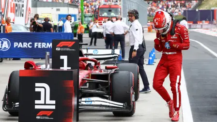 Charles Leclerc de Ferrari celebra tras clasificar en la pole position, en el Gran Premio de Hungría.