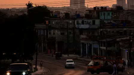 La Habana sufre apagones cotidianos programados de unas cuatro horas y en algunas provincias estos cortes de luz pueden durar hasta 20 horas o más de un día.