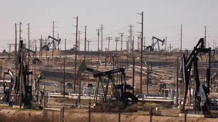 Los precios del petróleo cayeron este lunes a su nivel más bajo en una semana, después de que la OPEP+ acordó otro gran aumento de la producción en septiembre, lo que agravó la preocupación por el exceso de oferta tras datos estadounidenses que mostraron una demanda de combustible mediocre.