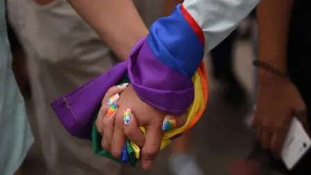 Trump firmó en febrero una directiva que restablecerá la equidad. Sin embargo, estaría vulnerando los derechos de una pequeña minoría de atletas.

Para más información del tema, visita: https://www.eleconomista.com.mx/internacionales/gobierno-eu-restringe-visados-deportivos-mujeres-transexuales-20250804-771183.html

¡Síguenos en nuestras redes sociales para mantenerte informado!

Twitter: https://twitter.com/eleconomista 
Facebook: https://www.facebook.com/ElEconomista.mx
Instagram: https://www.instagram.com/eleconomistamx
LinkedIn: https://www.linkedin.com/company/el-economista/

#ElEconomista #EETV