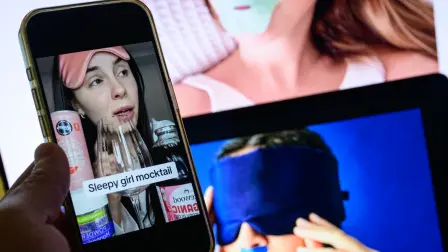 "Sleepmaxxing", vendajes bucales o balanceos de cuello con cuerdas, una tendencia viral en redes sociales que promueve rutinas extremas para la hora de dormir que prometen un sueño perfecto.