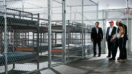 Familiares de presos del "Alcatraz de los caimanes" denuncian las condiciones inhumanas de la cárcel para inmigrantes y las trabajos para comunicarse con ellos. El compañero de Sonia Bicharra está detenido en prisión para inmigrantes creados por el Gobierno de Florida para respaldar la política de deportaciones de Donald Trump.