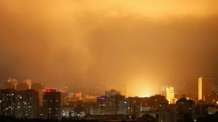 Una explosión de un dron ilumina el cielo sobre la ciudad durante un ataque con drones rusos, en medio del ataque de Rusia a Ucrania, en Kiev, Ucrania, el 30 de julio de 2025.