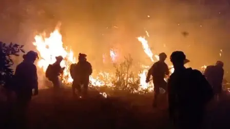 Más de 1.000 personas fueron evacuadas el domingo en el norte de España por incendios forestales impulsados por altas temperaturas y fuertes vientos, indicaron autoridades locales.