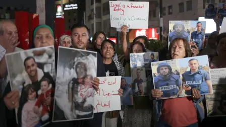 Familiares y amigos de los cinco periodistas de Al Jazeera muertos durante un bombardeo israelí.