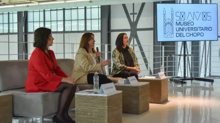 La coordinadora de Cultura UNAM, Rosa Beltrán; la directora del museo, Sol Henaro, y la curadora Karol Wolley.