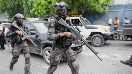 Policía patrulla cerca de la Villa d'Accueil, donde se instalará el consejo de transición de Haití.