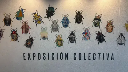 La exposición está conformada por 100 escarabajos en un soporte de papel artístico profesional arches tourchon de 325 gr.