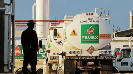 En un comunicado divulgado el jueves por la noche, la estatal dijo que "se han implementado acciones inmediatas para reforzar el suministro" y que en las próximas horas se incorporarán unidades adicionales de reparto.

Para más información del tema, visita: https://www.eleconomista.com.mx/empresas/pemex-reporta-problemas-distribucion-gasolina-valle-mexico-20250815-772866.html

¡Síguenos en nuestras redes sociales para mantenerte informado!

Twitter: https://twitter.com/eleconomista 
Facebook: https://www.facebook.com/ElEconomista.mx
Instagram: https://www.instagram.com/eleconomistamx
LinkedIn: https://www.linkedin.com/company/el-economista/

#ElEconomista #EETV #Pemex