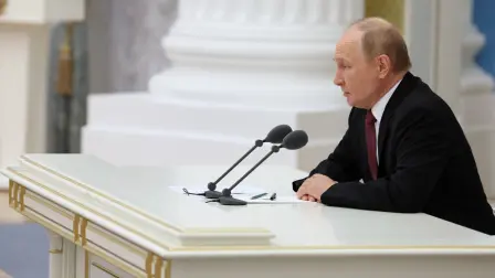 El presidente de Rusia, Vladimir Putin, se dirige a altos funcionarios luego de una reunión con el presidente de Estados Unidos, Donald Trump , en el Kremlin en Moscú