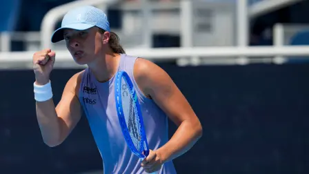 Iga Swiatek participando en el Abierto de Cincinnati.