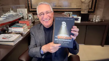 Ricardo B. Salinas, autor del libro "La iluminación de Bitcoin: el final de la edad oscura del dinero fiat"