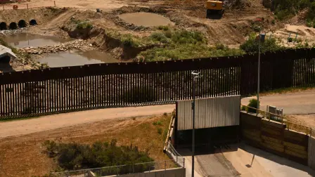 El muro en la frontera con México comenzó a pintarse de negro para aumentar su temperatura y dificultar el cruce de migrantes.

Para más información del tema, visita: https://www.eleconomista.com.mx/internacionales/trump-ordena-pintar-negro-muro-fronterizo-frenar-migracion-20250820-773505.html

¡Síguenos en nuestras redes sociales para mantenerte informado!

Twitter: https://twitter.com/eleconomista 
Facebook: https://www.facebook.com/ElEconomista.mx
Instagram: https://www.instagram.com/eleconomistamx
LinkedIn: https://www.linkedin.com/company/el-economista/

#ElEconomista #EETV #Frontera