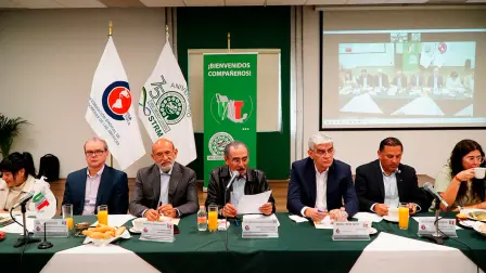Reunión plenaria de la Unión Nacional de Trabajadores, con la participación de Rafael Freire, secretario general de la Confederación Sindical de las Américas
