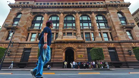 El subgobernador Jonathan Heath dijo que la revisión al alza en el pronóstico de la inflación subyacente “sugiere que se ha subestimado su persistencia”.

Para más información del tema, visita: https://www.eleconomista.com.mx/economia/inflacion-subyacente-divide-opiniones-banco-mexico-recorte-tasas-20250821-773696.html

¡Síguenos en nuestras redes sociales para mantenerte informado!

Twitter: https://twitter.com/eleconomista 
Facebook: https://www.facebook.com/ElEconomista.mx
Instagram: https://www.instagram.com/eleconomistamx
LinkedIn: https://www.linkedin.com/company/el-economista/

#ElEconomista #EETV