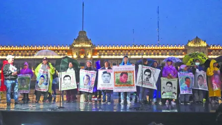 Este caso, que involucra a policías, narcotraficantes y probablemente mandos militares, es una de las más graves violaciones de derechos humanos cometidas en México.

Para más información del tema, visita: https://www.eleconomista.com.mx/politica/abogado-familias-43-ayotzinapa-renuncia-defensa-legal-20250821-773725.html

¡Síguenos en nuestras redes sociales para mantenerte informado!

Twitter: https://twitter.com/eleconomista 
Facebook: https://www.facebook.com/ElEconomista.mx
Instagram: https://www.instagram.com/eleconomistamx
LinkedIn: https://www.linkedin.com/company/el-economista/

#ElEconomista #EETV #CasoAyotzinapa