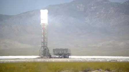 Las torres de energía solar de concentración de Ivanpah. Es una de las mayores plantas termosolares del mundo, situada en el desierto de Mojave (California, Estados Unidos).