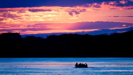 Bote en el río Marañón, reserva nacional Pacaya Samiria.