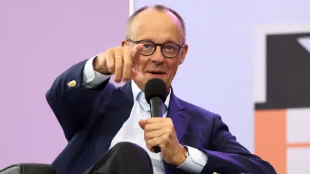 El canciller alemán, Friedrich Merz, habla durante la jornada de puertas abiertas del gobierno en Berlín, Alemania.