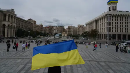 Un ucraniano porta una bandera de su país para conmemorar la celebración de su independencia.