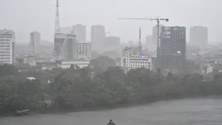 La ciudad costera de Vinh amaneció bajo un diluvio el lunes, con la mayoría de sus comercios cerrados y resguardados con bolsas de arena.