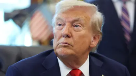 Donald Trump instó a la Comisión Federal de Comunicaciones a revocar licencias y cobrar a dos cadenas por usar las ondas públicas.