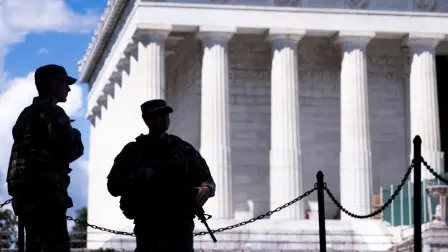 Donald Trump instó a la Comisión Federal de Comunicaciones a revocar licencias y cobrar a dos cadenas por usar las ondas públicas.