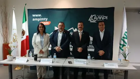 El presidente de AMPI Monterrey, Juan Manuel Escobedo; la dire tora del XXX Foro Inmobiliario, Lourdes Gómez; el Director del Instituto Registral y Catastral de NL, José María Urrutia y Hugo Banda, coordinador regional 4 Noreste de AMPI, en rueda de prensa. Foto. Lourdes Flores.