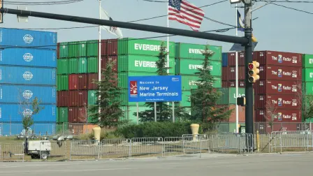 La brecha comercial de bienes se disparó 22.1%, a 103,600 millones de dólares, informó el viernes la Oficina del Censo del Departamento de Comercio.