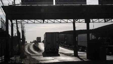 Transporte de carga en la frontera entre México y Estados Unidos.