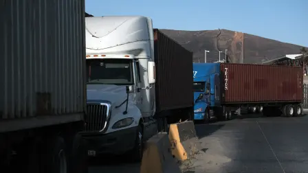 Transporte de carga en la frontera entre México y Estados Unidos.