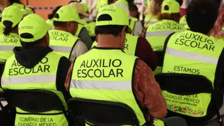 El gobierno capitalino alista un despliegue de vigilancia y programas de apoyo escolar para garantizar un regreso seguro a clases de más de 2 millones de estudiantes este lunes 1 de septiembre. 

Para más información del tema, visita: https://www.eleconomista.com.mx/politica/regreso-clases-2025-alistan-cdmx-operativo-15-000-policias-vigilancia-especial-escuelas-20250830-775014.html 

¡Síguenos en nuestras redes sociales para mantenerte informado!

Twitter: https://twitter.com/eleconomista 
Facebook: https://www.facebook.com/ElEconomista.mx
Instagram: https://www.instagram.com/eleconomistamx
LinkedIn: https://www.linkedin.com/company/el-economista/

#ElEconomista #EETV #Regresoaclases