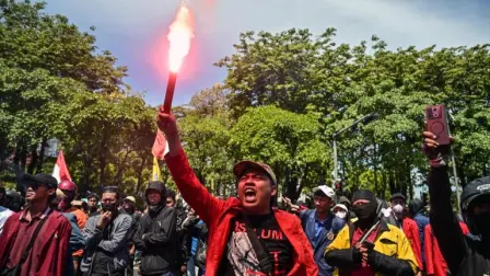 La violencia comenzó el viernes cuando se difundieron imágenes de un mototaxista atropellado por la policía.

Para más información del tema, visita: https://www.eleconomista.com.mx/internacionales/protestas-brutalidad-policial-indonesia-dejan-tres-muertos-suspension-tiktok-20250830-775013.html

¡Síguenos en nuestras redes sociales para mantenerte informado!

Twitter: https://twitter.com/eleconomista 
Facebook: https://www.facebook.com/ElEconomista.mx
Instagram: https://www.instagram.com/eleconomistamx
LinkedIn: https://www.linkedin.com/company/el-economista/
T

#ElEconomista #EETV