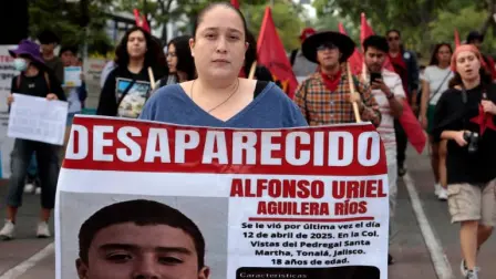 Jalisco, el estado con el mayor número de personas desaparecidas, con casi 15,700 de las 120,000 registradas oficialmente.

Para más información del tema, visita: https://www.eleconomista.com.mx/politica/jalisco-fosa-cientos-marchan-exigir-justicia-victimas-desaparicion-20250830-775024.html

¡Síguenos en nuestras redes sociales para mantenerte informado!

Twitter: https://twitter.com/eleconomista 
Facebook: https://www.facebook.com/ElEconomista.mx
Instagram: https://www.instagram.com/eleconomistamx
LinkedIn: https://www.linkedin.com/company/el-economista/
T

#ElEconomista #EETV