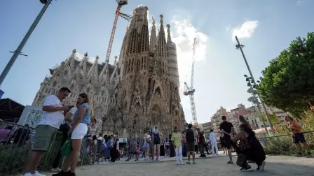 Turistas visitan la basílica de la Sagrada Familia en Barcelona, España.