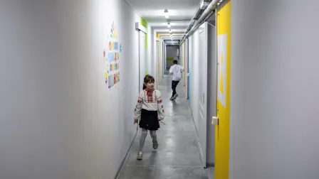 Los niños más pequeños y los mayores asisten a clase en aulas totalmente equipadas.