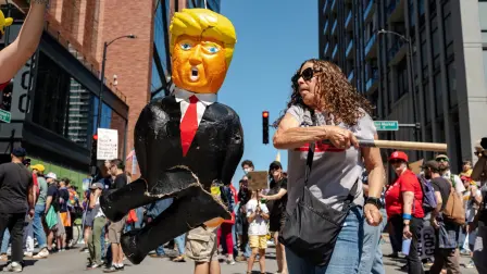Ciudadana de Chicago golpea una piñata del presidente estadounidense Donald Trump, durante una protesta contra la llegada de agentes del ICE y la Guardia Nacional.