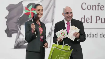 El titular de Concanaco-Servytur, Octavio de la Torre de Stéffano, junto a la presidenta Claudia Sheinbaum.
