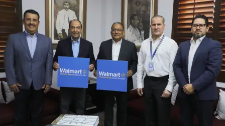 El alcalde de Escobedo, Andrés Mijes y directivos de Walmart México anunciaron una inversión superior a 775 millones de pesos en ocho proyectos. Foto: Cortesía.