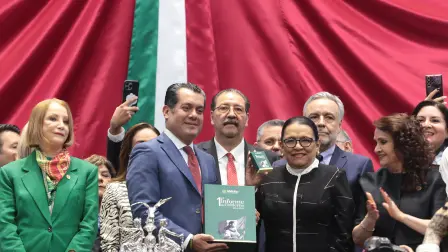 La secretaria de Gobernación, Rosa Icela Rodríguez, entregó a diputados el primer informe de gobierno de la presidenta Claudia Sheinbaum.