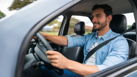 El gasto final va más allá del vehículo; debes considerar seguro, tenencia o refrendo, combustible, servicios, licencia, tarjeta de circulación, llantas y hasta desembolsos hormiga, como la propina del viene-viene.