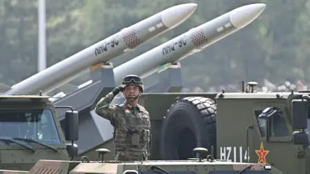 Los expertos militares siguieron de cerca el miércoles el gran desfile militar en Pekín, en el que China realizó una demostración de fuerza en momentos de tensiones con Estados Unidos. Estas son algunas de las armas que presentó el gigante asiático.

¡Síguenos en nuestras redes sociales para mantenerte informado!

Twitter: https://twitter.com/eleconomista 
Facebook: https://www.facebook.com/ElEconomista.mx
Instagram: https://www.instagram.com/eleconomistamx
LinkedIn: https://www.linkedin.com/company/el-economista/

#ElEconomista #EETV