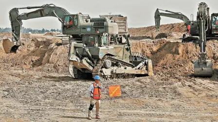 En el mes retrocedió 1.4% frente a mayo y de enero a junio acumuló un descenso de 6.8%, lastrada por la retracción de la inversión pública.